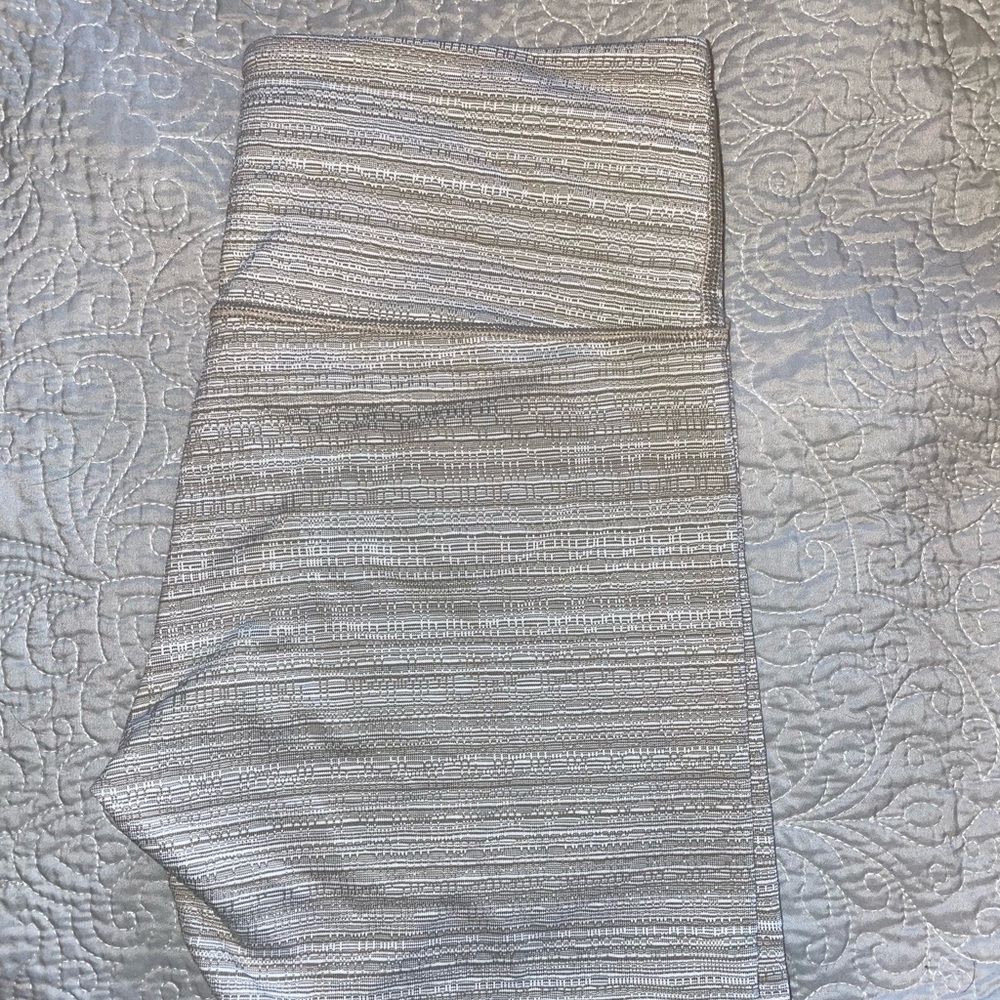 White jacquard Athleta 7/8 leggings